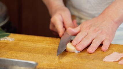ホタテを切る寿司職人の手元