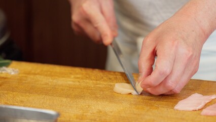 ホタテを切る寿司職人の手元