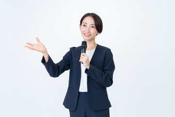 マイクを持ち笑顔で話すビジネスウーマン