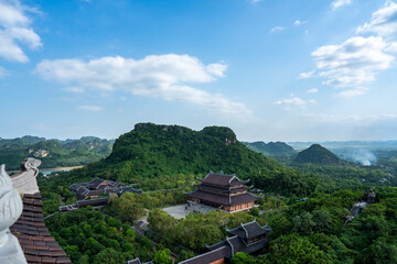 バイディン寺院の壮麗な景色と広がる自然