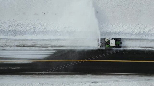 Vertical aerial view of a roadside snow clearing machine - Vue a&eacute;rienne verticale d'une machine de d&eacute;neigement op&eacute;rant en bord de route