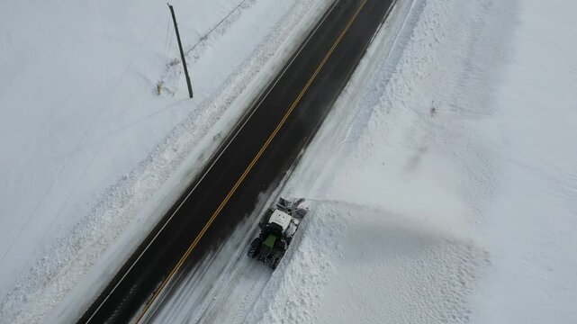 Roadside snow clearing machine - Machine de d&eacute;neigement op&eacute;rant en bord de route