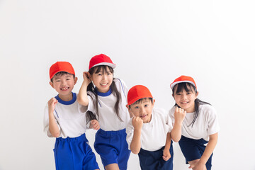 体操着で走り出す小学生　