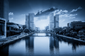 Obraz premium Serene Urban Landscape at Dusk with Reflections on Water