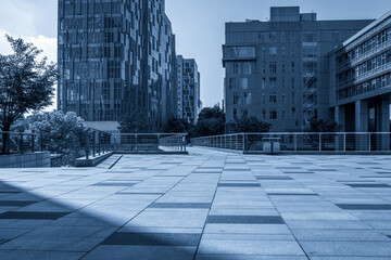 Fototapeta premium Serene Urban Landscape in Cool Blue Tones with Modern Architecture