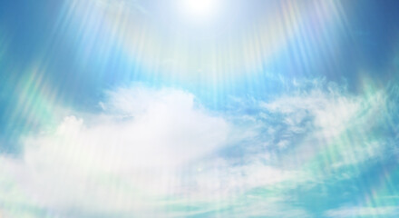 春・夏の青空に強い太陽の光と日差し　浮かぶ雲とレンズフレア・虹色の光輪ゴースト　輝く眩しい日光に紫外線　アウトドア・季節・天気の背景　