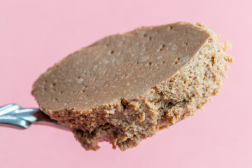 チョコチーズケーキをスプーンでリフト