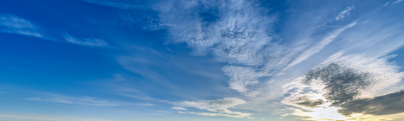 Obraz premium Clear blue sky with a few clouds