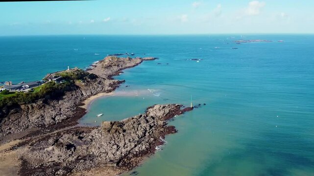 Vue a&eacute;rienne de la c&ocirc;te bretonne, St Lunaire, C&ocirc;te d'Emeraude, Bretagne, France