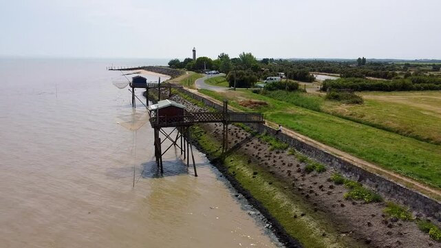 Cabane de p&ecirc;cheur, p&ecirc;che au carrelet, estuaire de la Gironde, Aquitaine