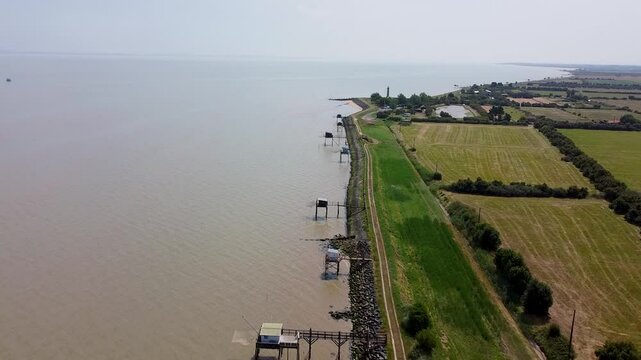 Cabane de p&ecirc;cheur, p&ecirc;che au carrelet, estuaire de la Gironde, Aquitaine