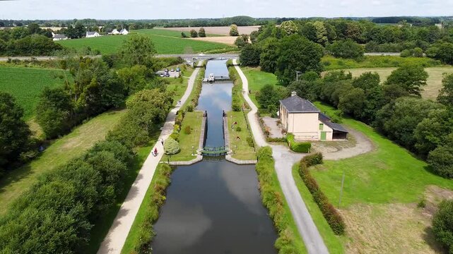 Vue a&eacute;rienne des Onze &eacute;cluses, canal d'Ille et Rance en Bretagne