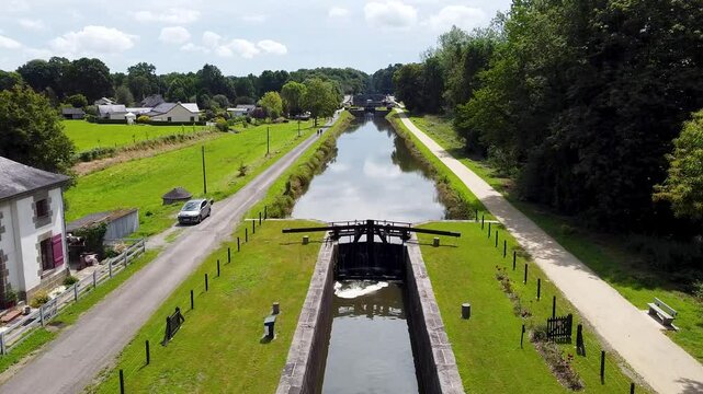 Vue a&eacute;rienne des Onze &eacute;cluses, canal d'Ille et Rance en Bretagne