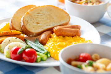 健康的な朝食、温野菜、野菜ジュース、洋食、ブランチ