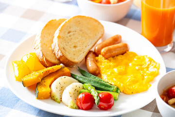 健康的な朝食、温野菜、野菜ジュース、洋食、ブランチ