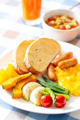 健康的な朝食、温野菜、野菜ジュース、洋食、ブランチ