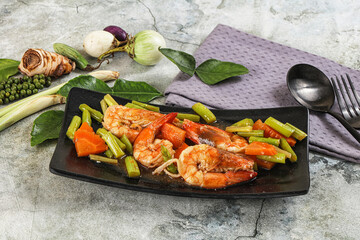 Prawn with asparagus and spices