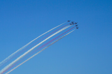 The show of the warplane that makes acrobatic moves by throwing bombs and emitting smoke.