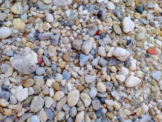 Textured Pebble Surface: A Close-Up View of Varied Sizes and Hues
