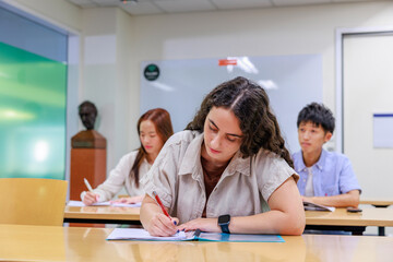 勉強する若い大学生のキャンパスライフイメージ