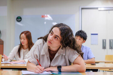勉強する若い大学生のキャンパスライフイメージ