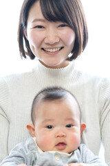 赤ちゃんを抱いた若い母親