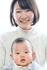 赤ちゃんを抱いた若い母親