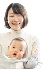 赤ちゃんを抱いた若い母親