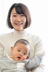 赤ちゃんを抱いた若い母親