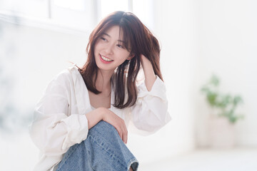 Naklejka premium 笑顔の若い女性