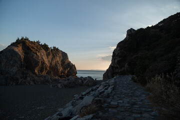夕焼けと美しい海岸沿いの岩場
