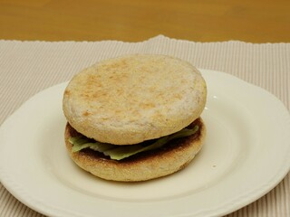イングリッシュマフィンを使ったハンバーガー