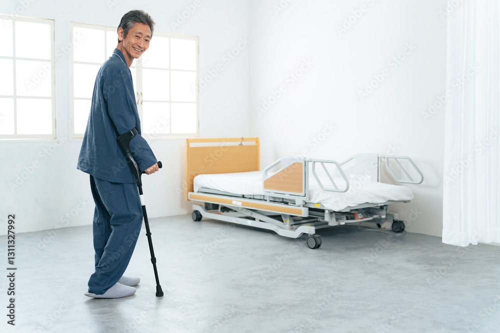 Fototapete 男性、シニア、歩く、腰痛、患者、杖、ロフストランドクラッチ、病院、怪我、骨折、病室、リハビリ、日本人、高齢者、お年寄り、老人、ミドル、中年、中高年、整形外科、歩行、訓練、トレーニング、介護、器具、ベッド、室内、50代、60代、回復、入院、医療、健康、メディカル、全身、ステッキ、エルゴノミクス、エルゴグリフクラッチ、FDI、老化、加齢、骨粗鬆症、在宅、自宅、接骨院、治療、クリニック、笑顔、人物、カメ