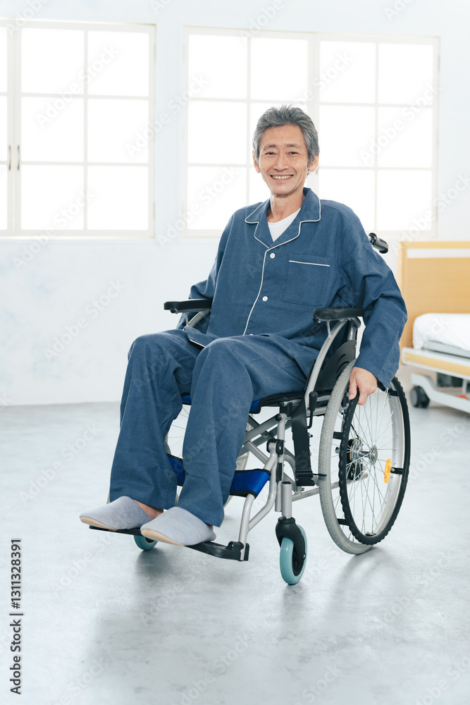 Leinwandbilder 車椅子、シニア、男性、笑顔、病院、介護、病室、リハビリ、日本人、高齢者、お年寄り、老後、老化、加齢、入院、50代、60代、ミドル、中高年、パジャマ、元気、回復、療養、メディカル、医療、治療、ADL、QOL、福祉、車いす、障害者、老人ホーム、介護施設、患者、健康、ヘルスケア、怪我、ライフスタイル、カメラ目線、安心、保険、バリアフリー、全身、在宅、自宅、ベッド、室内、コピースペース、老人、人物