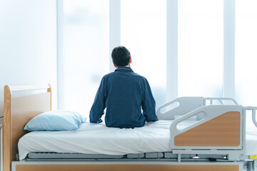 患者、入院、ベッド、男性、シニア、病室、病気、闘病、孤独、寂しい、落ち込む、難病、後ろ姿、背中、治療、介護、高齢者、中高年、中年、お年寄り、施設、メンタルヘルス、精神病棟、精神病、パジャマ、暗い、絶望、悲しい、人物、虚しい、病棟、病院、病床、退院、不安、心配、不治の病、肩を落とす、呆然、ぼんやり、精神病院、療養、認知症、がん、隔離、老人、寝室、室内、うつ病、医療