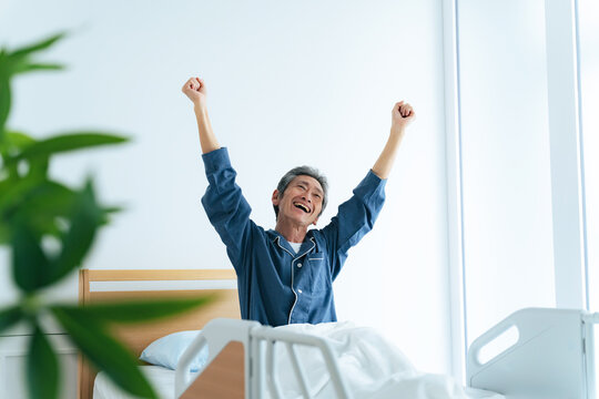「目が覚める」の写真素材 | 670,622件の無料イラスト画像 | Adobe Stock