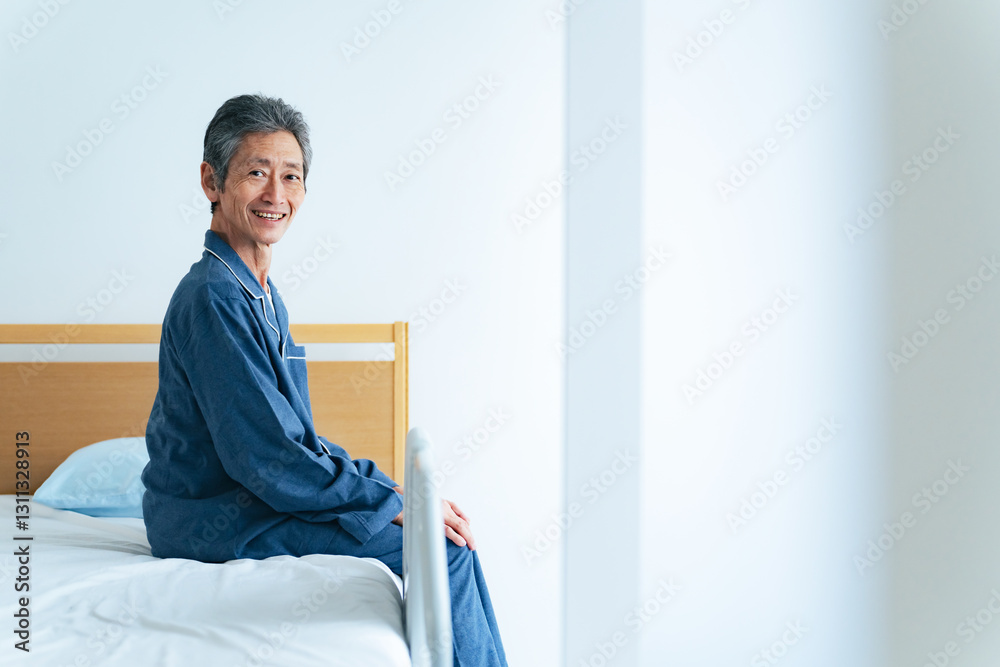 Poster シニア、男性、入院、病室、患者、高齢者、お年寄り、老人、日本人、元気、健康、ヘルスケア、笑顔、ベッド、座る、リハビリ、ADL、QOL、介護、施設、病院、回復、爽快、スッキリ、爽やか、快眠、睡眠、起床、起きる、老後、ミドル、中高年、サプリメント、DHA、ライフスタイル、60代、50代、リラックス、パジャマ、コピースペース、福祉、おじいちゃん、ウェルネス、アンチエイジング、健康食品、カメラ目線、ポジテ