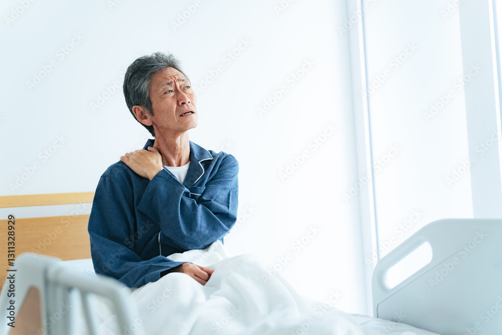 Leinwandbilder ベッド、男性、シニア、老人、肩こり、日本人、高齢者、疲労、疲れ、寝不足、不眠症、中途覚醒、悩む、困る、悩み、ヘルスケア、健康、老後、老化、寝室、介護、施設、お年寄り、中高年、パジャマ、起床、朝、起きる、痛み、50代、60代、ミドル、中年、不安、ぐったり、コピースペース、四十肩、五十肩、加齢、フレイル、ロコモティブシンドローム、早朝覚醒、運動器症候群、更年期障害、夏バテ、病院、入院、患者、ストレス、