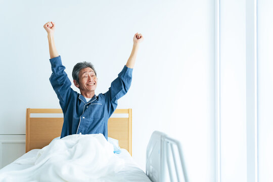 ベッド、男性、シニア、入院、爽快、スッキリ、朝、起きる、起床、寝室、日本人、高齢者、老人、お年寄り、元気、健康、ヘルスケア、睡眠、改善、回復、快適、介護、患者、病院、リラックス、笑顔、パジャマ、爽やか、ライフスタイル、医療、老後、疲労、50代、60代、ミドル、中高年、中年、加齢、老化、サプリメント、健康食品、DHA、快眠、深睡眠、メラトニン、頻尿、TMS治療、ADL、QOL、人物