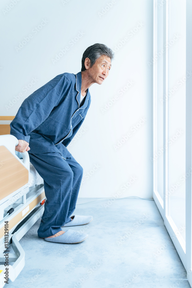 Aufkleber シニア、男性、膝痛、老人、入院、患者、ベッド、介護、高齢者、日本人、立つ、立ち上がる、ひざ、リハビリ、お年寄り、福祉、施設、介護ベッド、病院、寝室、パジャマ、フレイル、ロコモティブシンドローム、DHA、ミドル、60代、50代、中高年、中年、治療、早朝、健康、ヘルスケア、明るい、立ち上がり、筋力、練習、手すり、ADL練習、ライフスタイル、室内、下肢、QOL、ADL、老化、加齢、サプリメント、健康食品