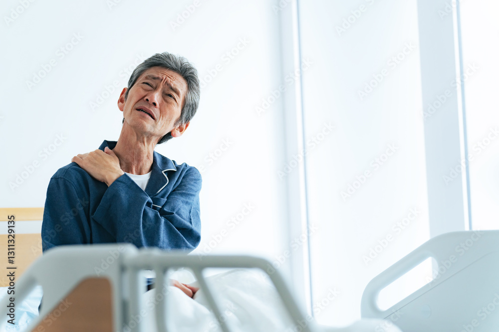 Leinwandbilder ベッド、男性、シニア、老人、肩こり、日本人、高齢者、疲労、疲れ、寝不足、不眠症、中途覚醒、悩む、困る、悩み、ヘルスケア、健康、老後、老化、寝室、介護、施設、お年寄り、中高年、パジャマ、起床、朝、起きる、痛み、50代、60代、ミドル、中年、不安、ぐったり、コピースペース、四十肩、五十肩、加齢、フレイル、ロコモティブシンドローム、早朝覚醒、運動器症候群、更年期障害、夏バテ、病院、入院、患者、ストレス、