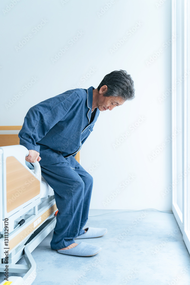 Poster シニア、男性、膝痛、老人、入院、患者、ベッド、介護、高齢者、日本人、立つ、立ち上がる、ひざ、リハビリ、お年寄り、福祉、施設、介護ベッド、病院、寝室、パジャマ、フレイル、ロコモティブシンドローム、DHA、ミドル、60代、50代、中高年、中年、治療、早朝、健康、ヘルスケア、明るい、立ち上がり、筋力、練習、手すり、ADL練習、ライフスタイル、室内、下肢、QOL、ADL、老化、加齢、サプリメント、健康食品