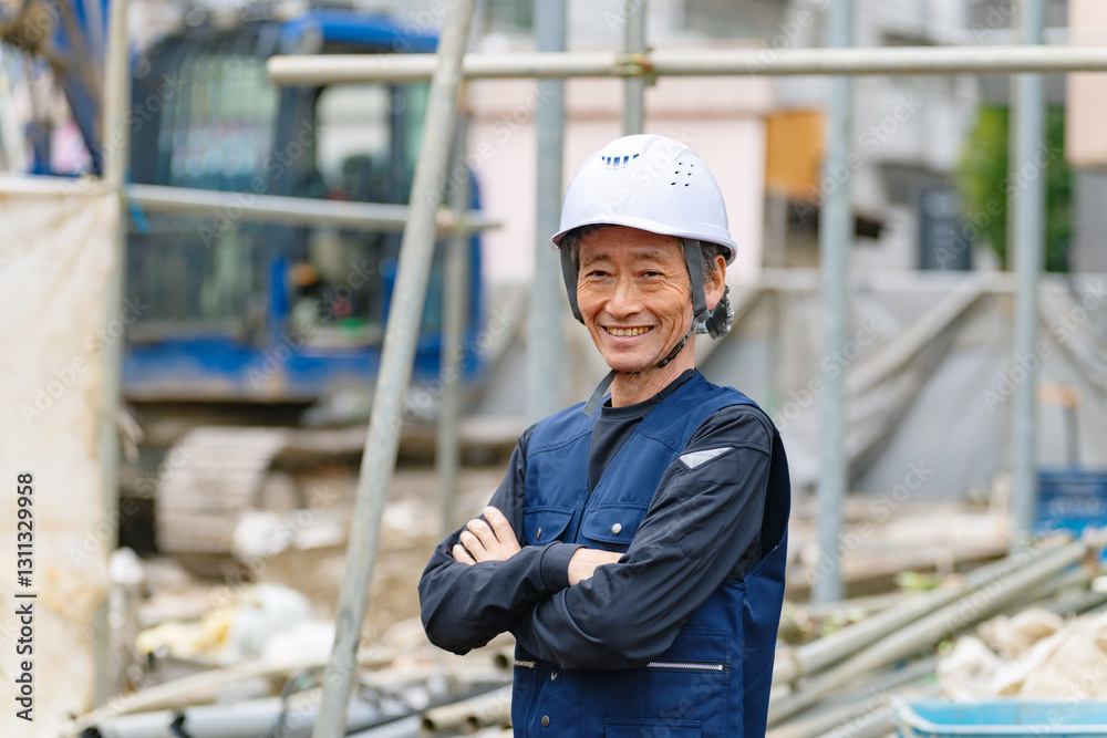 Aufkleber 作業員、男性、シニア、工事、大工、建設、親方、職人、トラック、仕事、土木、労働者、日本人、笑顔、ミドル、中高年、日雇い、職業、産業、ニッカポッカ、作業服、自信、建機、建築、業者、会社、社長、経営、瓦礫、解体、土方、鳶職、撤去、事業者、公共事業、安全、元気、街、棟梁、都市、技術、処理、廃品回収、建設業、請負、ゼネコン、ヘルメット、工務店、サブコン、人物