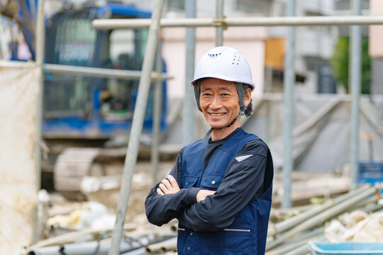 作業員、男性、シニア、工事、大工、建設、親方、職人、トラック、仕事、土木、労働者、日本人、笑顔、ミドル、中高年、日雇い、職業、産業、ニッカポッカ、作業服、自信、建機、建築、業者、会社、社長、経営、瓦礫、解体、土方、鳶職、撤去、事業者、公共事業、安全、元気、街、棟梁、都市、技術、処理、廃品回収、建設業、請負、ゼネコン、ヘルメット、工務店、サブコン、人物