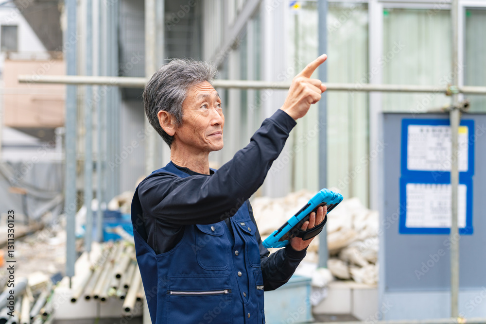 Aufkleber タブレット、建設、ゼネコン、工事、男性、工事現場、職人、大工、土木、設計、解体、建築、DX、デジタル、画面、労働者、作業員、建機、サブコン、確認、安全、点検、チェック、検査、親方、棟梁、土方、足場、基礎、調査、データ、分析、日本人、シニア、技術、IoT、システム、アプリ、建物、監督、仕事、技術者、エンジニア、働く、管理、IIoT、作業、施工、テック、人物