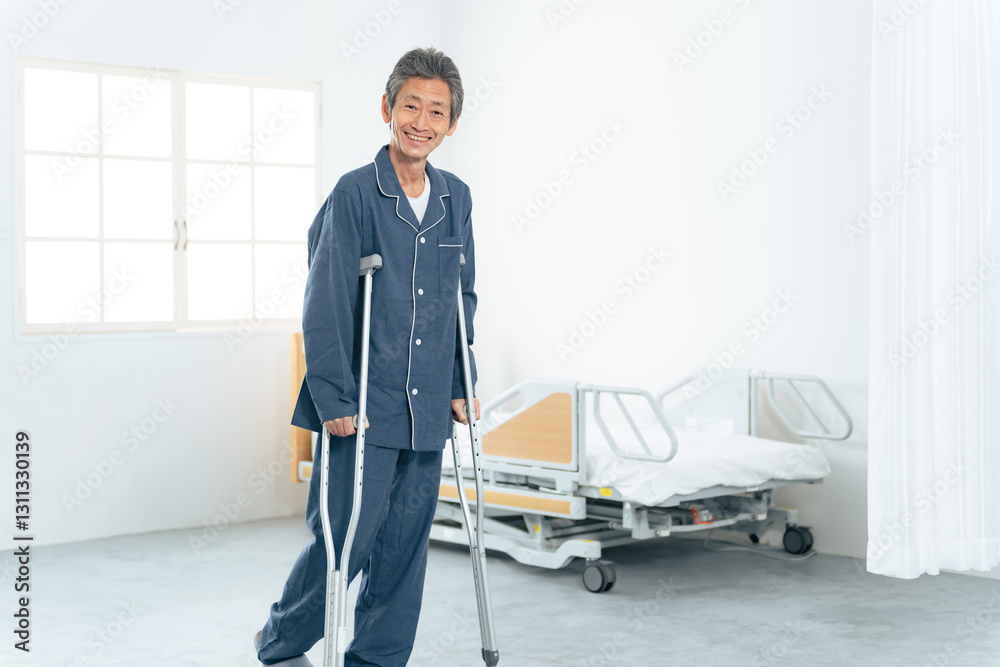 Poster 患者、リハビリ、男性、歩行訓練、シニア、松葉杖、歩く、病院、日本人、病室、治療、整形外科、笑顔、器具、介護、回復、医療、メディカル、健康、パジャマ、入院、通院、ベッド、高齢者、お年寄り、老人、50代、60代、ミドル、中高年、中年、努力、骨折、接骨院、整骨院、怪我、負傷、捻挫、脚、足、ライフスタイル、室内、リハビリテーション、理学療法、元気、全身、部屋、在宅、自宅、人物
