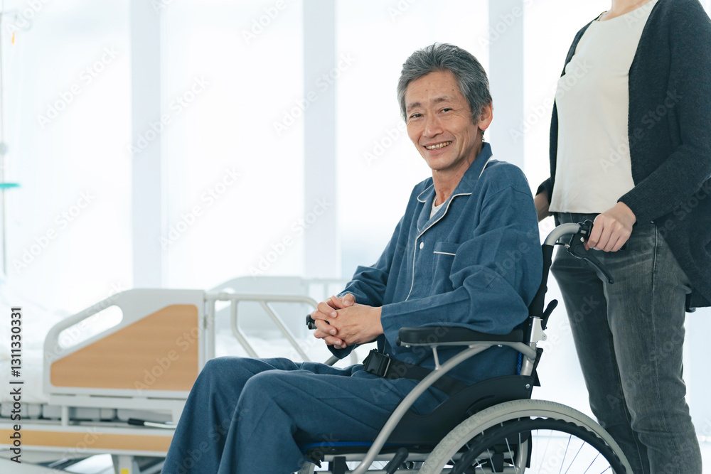 Aufkleber 車椅子、シニア、高齢者、介護、付き添い、親子、笑顔、リハビリ、施設、老人ホーム、介護士、福祉、入院、病院、病室、ベッド、ポジティブ、元気、治療、回復、病気、けが、老人、男性、女性、看病、看護、障害、コピースペース、自宅、在宅、室内、バリアフリー、患者、健康、ヘルスケア、ウェルネス、車いす、お年寄り、60代、50代、老化、老後、療養、パジャマ、メディカル、医療、クリニック、人物