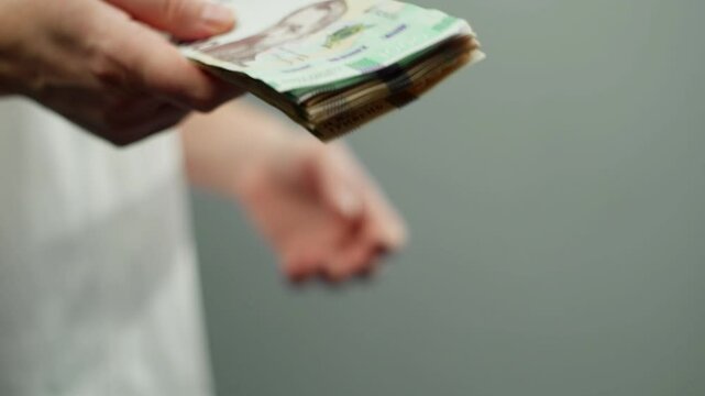 Hand-to-hand transfer of banknotes Hand-to-hand transfer of money