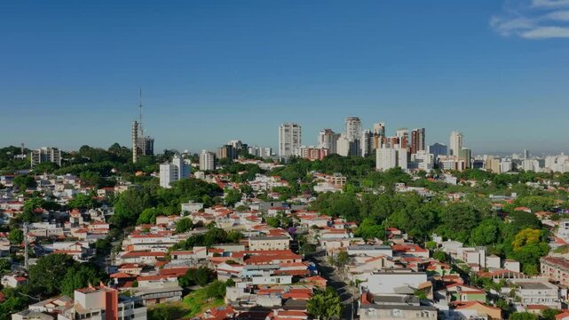 A Lapa, um dos bairros mais tradicionais de S&atilde;o Paulo, ganha uma nova dimens&atilde;o vista do alto. Com imagens captadas por drone, &eacute; poss&iacute;vel apreciar sua din&acirc;mica urbana, a mistura de constru&ccedil;&otilde;es.