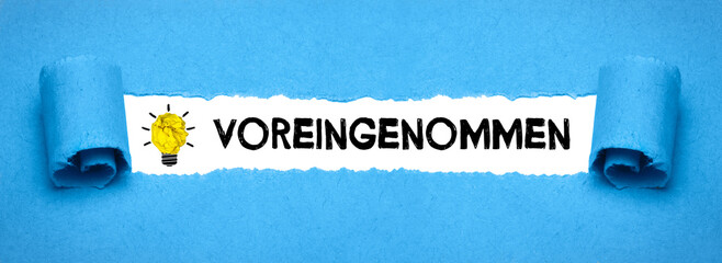 voreingenommen	
